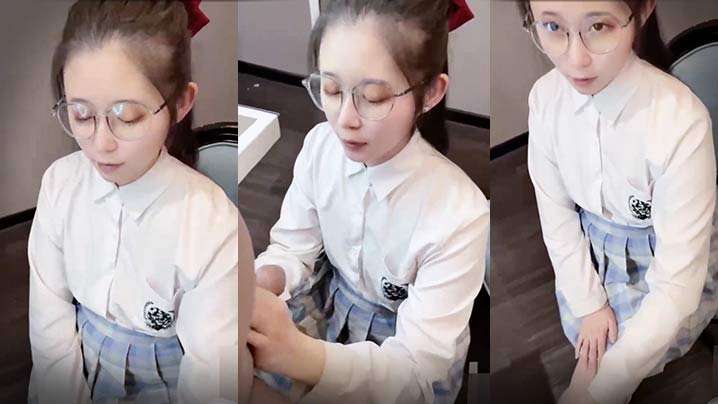 JK眼镜少女用口帮学长检查鸡巴的封面