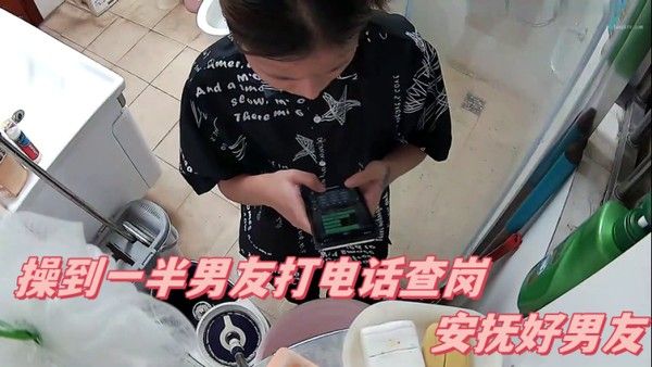 居家摄像头实录出来约.炮操到一半男友打电话查岗安抚好男友被绑炮椅上操封面