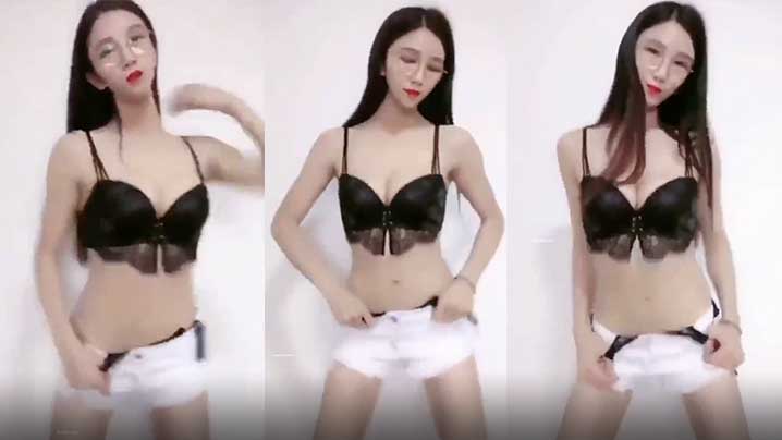 女子为了引流只剩内衣裤跳舞诱惑.封面
