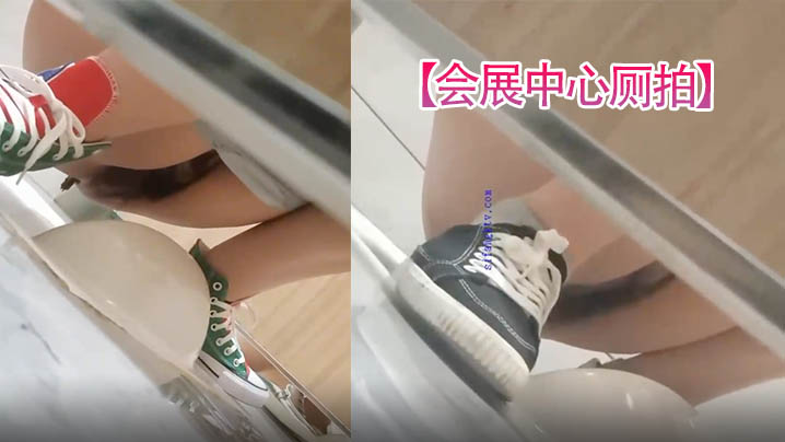 会展中心厕拍某家居会展中心女厕移动拍摄不同种类美.女轮番如厕不仅逼美美脚也很性感封面