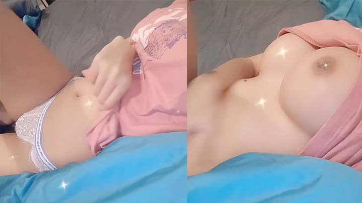 寂寞的女孩在家里自摸鲍鱼还露奶真是极品.封面